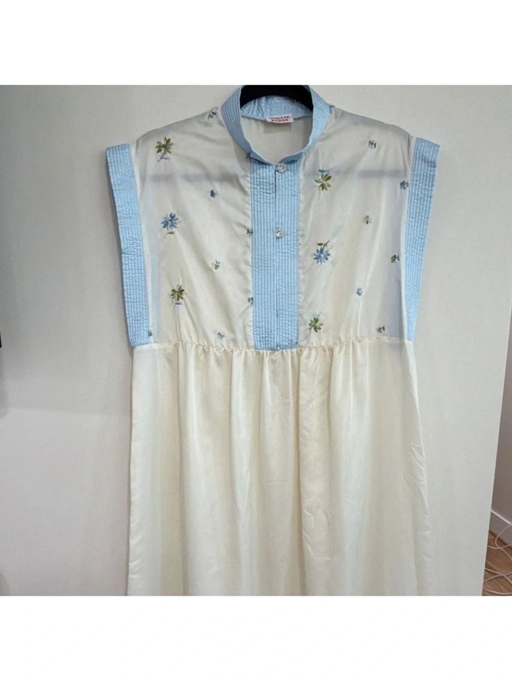 Vintage Odette Barsa Cream and Light Blue Floral Embroidered Dressing Gown - Picture 6 of 6